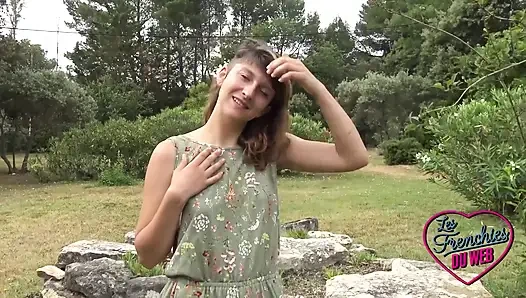 Melany büyük yaraklı bir adam tarafından sikiliyor