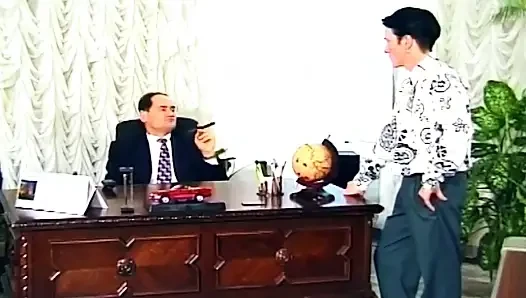 Kırmızı elbiseli esmer masa ve bilardo masasında sikiliyor