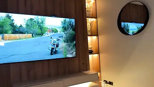 Aku membeli segelas minuman enak untuk tetanggaku, kami terangsang, dan dia ngentot aku dengan liar!