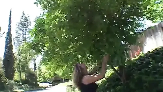 Schmutzige vollbusige huren posieren zu deinem vergnügen