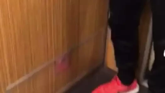 Piedi Ragazzo porn video – Ragazzo in givova nel treno