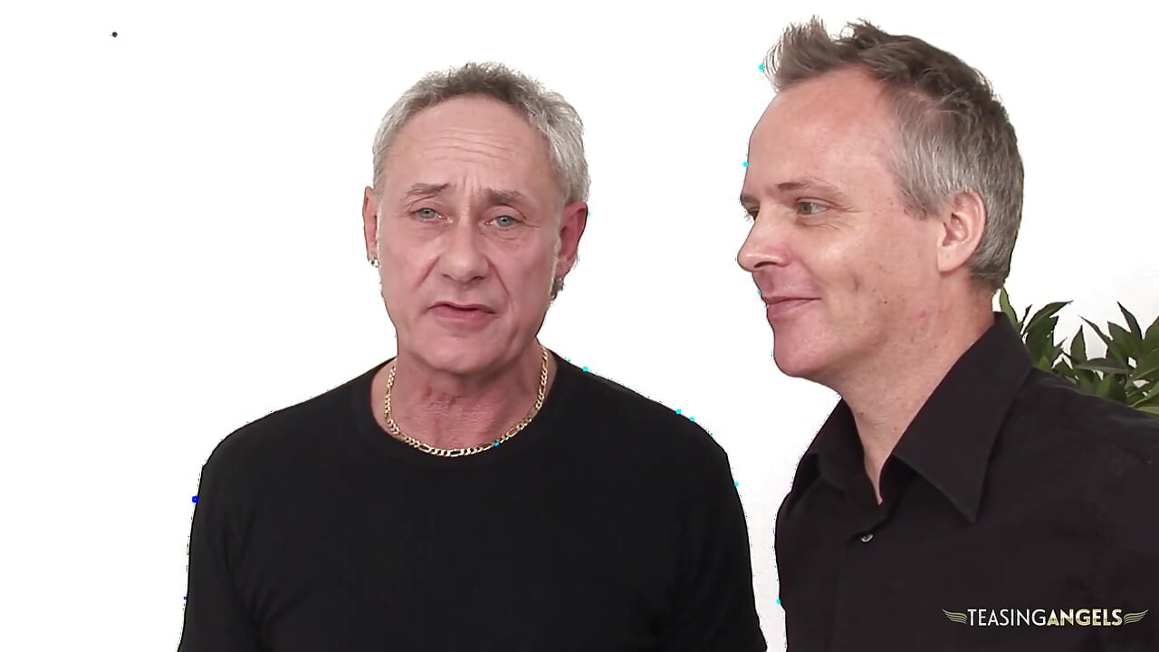 Cewek kulit hitam dan temannya ingin bercinta bersama di sofa