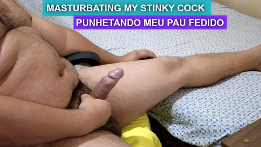 Masturbando meu pau fedorento em um domingo quente com meu cheiro de bator masculino enchendo a sala