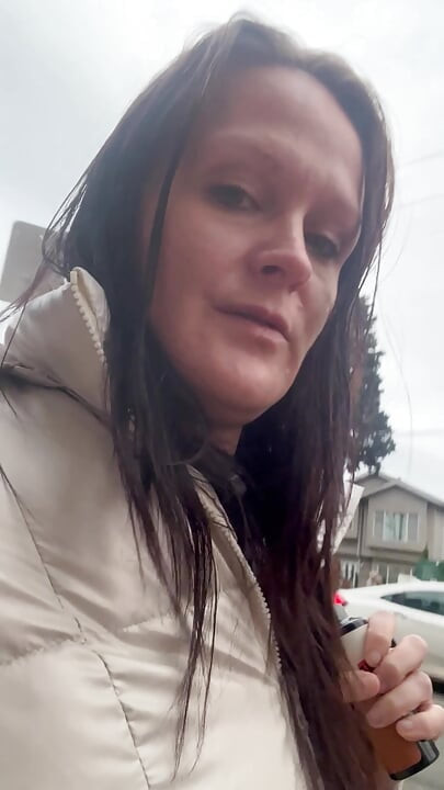 Zondige geheimen- care aide op pauze bevredigt zichzelf in de wasruimte van het park