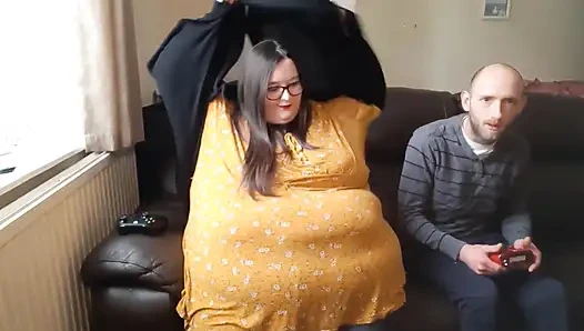 SSBBW gaming mit bauchspiel