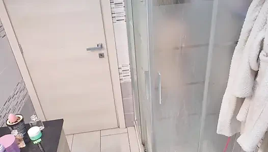 Горячая в душе и полностью мокрая сексуальная