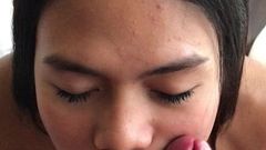 Philippinischer Ladyboy genießt eine Gesichtsbesamung
