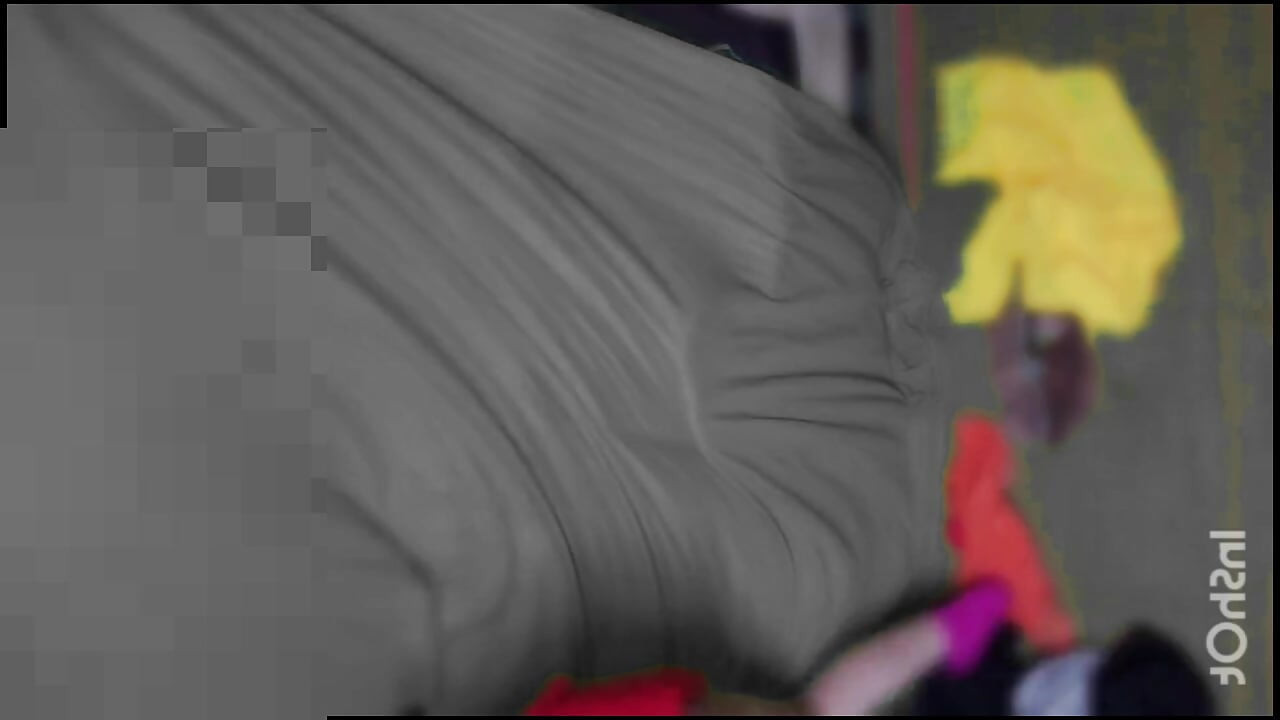 Η δική μου ήταν πολύ θυμωμένη, ο ετεροθαλής αδελφός μου με εξέπληξε που την είδα, ήταν ξαπλωμένη γυμνή. Ήρθε και μου ζήτησε να πιέσω τα μεγάλα βυζιά