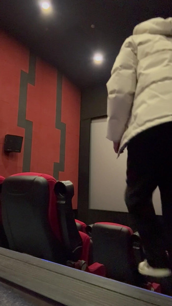Bugil di ruangan bioskop