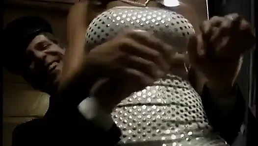 Bintang porno panas beraksi selama sekresi di dalam ruangan