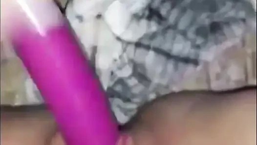 Kurze Zusammenstellung Von Squirtender Muschi Während Sie Mit Einem Dildo Gefickt Wird