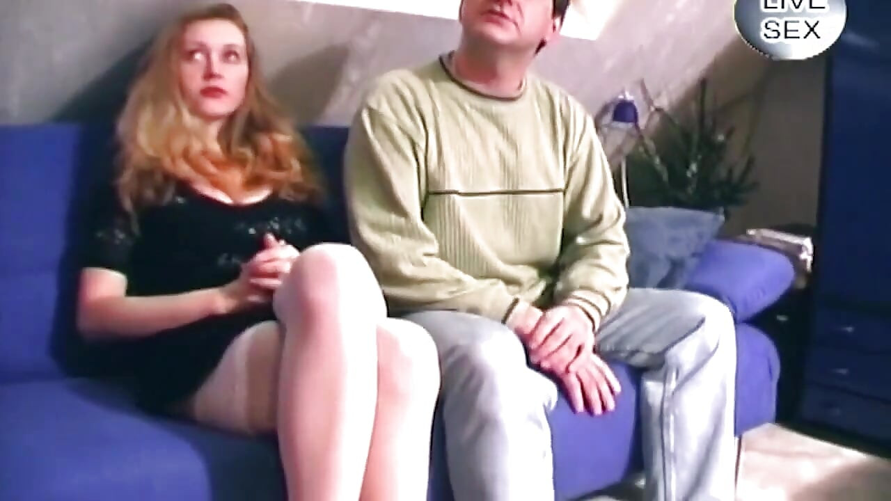 Loira chupa pau e depois brinca no sofá