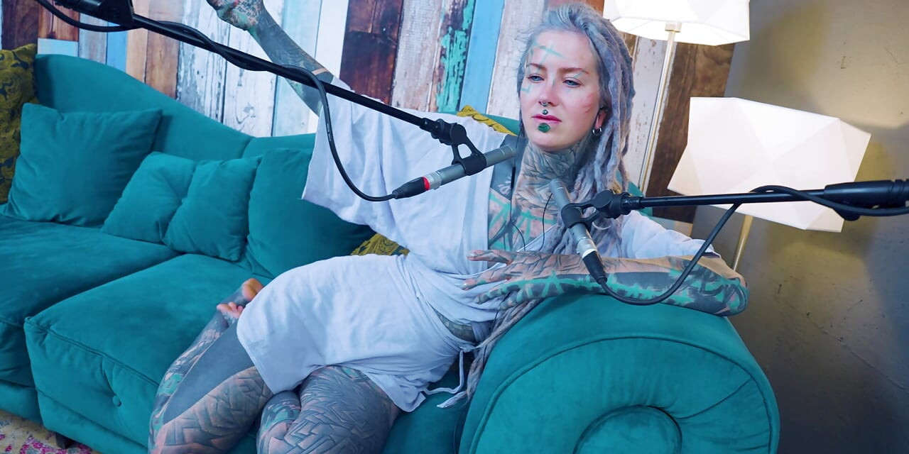 Z hakkında konuşuyorum - zeal - asmr podcast sfw konuşuyor gotik sıska kız dreadlocks dövmeli model dövmeli kız