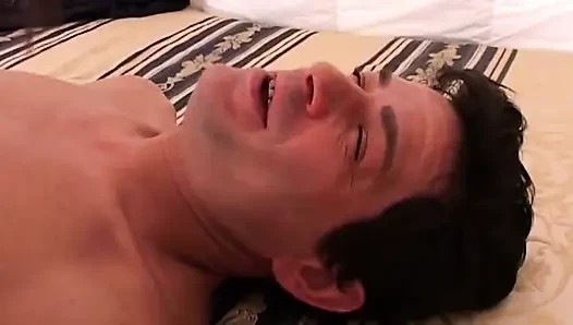 Azgın orta yaşlı seksi kadın çoraplı çılgınlığı emiyor ve sikişiyor