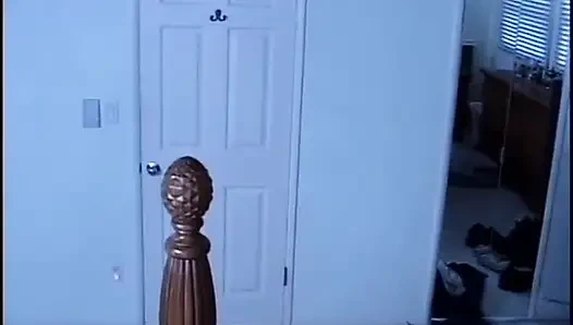 Dua pelacur dan tiga pejantan mengadakan pesta seks ketika satu pria berubah menjadi manusia manusia