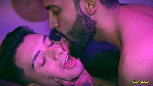 Camilo Brown à grosse bite baise le joli jumelle Juan Ferrer sans capote dans un bar, lui recouvrant le visage de sperme