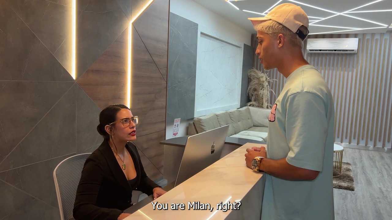 拉丁熟女秘书在办公室里操她老板的年轻客户，直到他们射在她脸上！Kylei Ellish