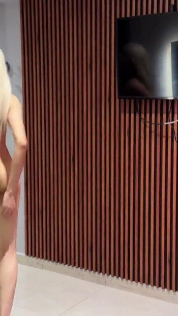 Crossdresser seksi pleše salsu | Isječak 1