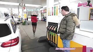 Niemiecka blond nastolatka odbiera na stacji benzynowej i pieprzy się