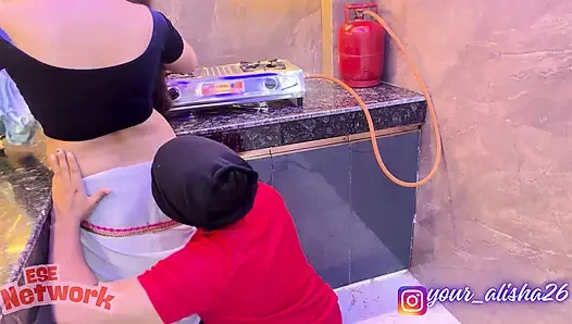 Bhabhi Ne Bulaya Sabzi Waale Ko Gharpe aur phir Ghapa-gap-ghapa-gap...