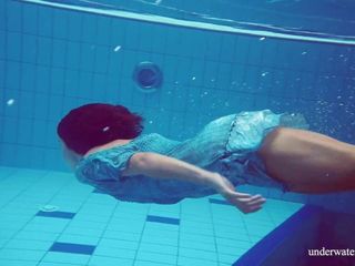 O adolescentă sexy strâmtă Marusia înoată goală sub apă