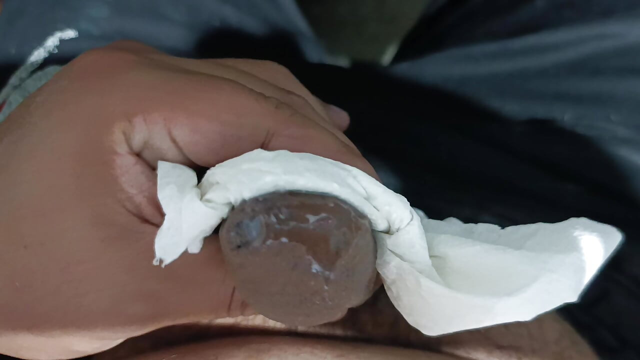 Odamdayım, sikimi okşuyorum ve boşalmamı izlerken aklıma bir fikir geliyor