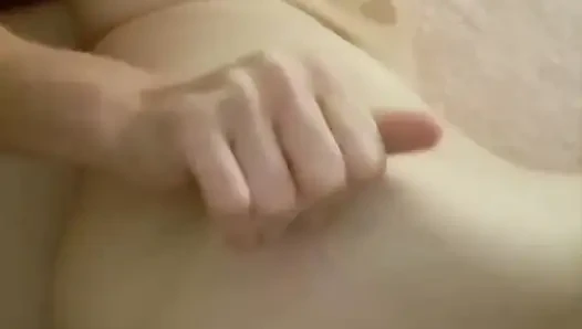 Ailem dışarıdayken beni sikiyor