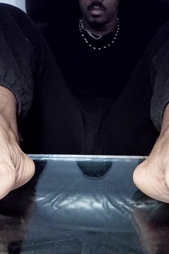 I Expose My Bright Male Soles (2025)
