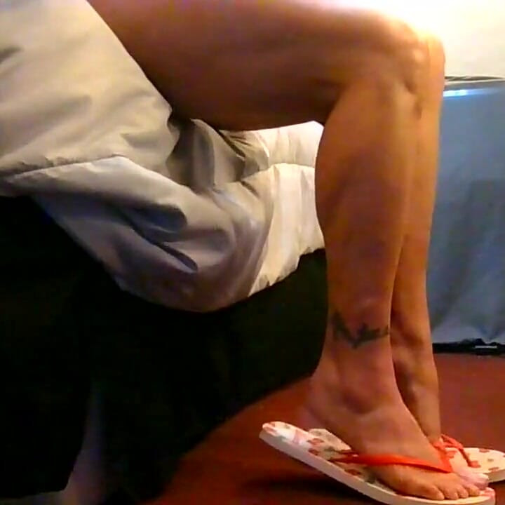 Walking Slapping Heels Krydsede ben eller Stående Klipklappere