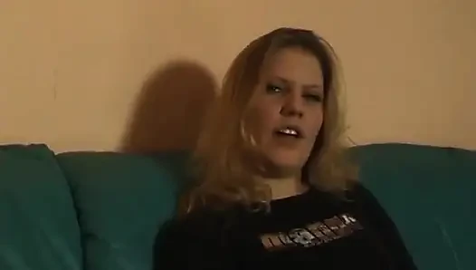 Sarışın hatun oyuncu seçmelerinde amını ovuyor ve parmaklıyor