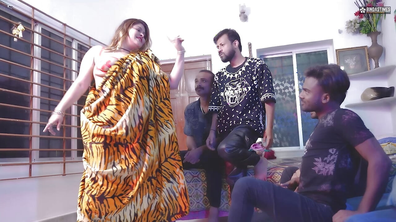 Desi Russian Bhabhi Ko Sab Dosto ne Milkar eksath Choda ( Hindi Audio )