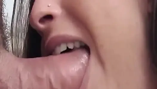 Tante seksi rambut cokelat lagi asik nyepong kontol sampai belerang