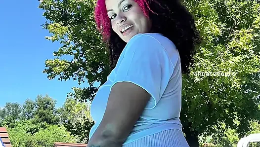 Пухлая девушка, громко кричит с глупыми сучками на лицо, реакции