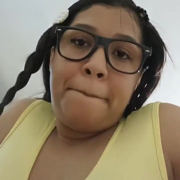 Φεύγει από την τάξη και μου ζητάει βοήθεια με την εργασία της στα μαθηματικά, αλλά επειδή δεν ξέρω τίποτα για τα μαθηματικά τη γαμάω, έχασε το σπίτι της