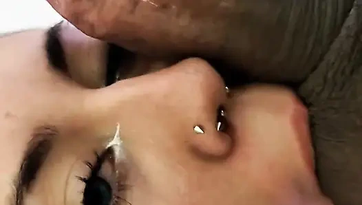 Ich stecke seinen ganzen schwanz in meinen mund und lasse die ganze Milch kommen, um zu schlucken!