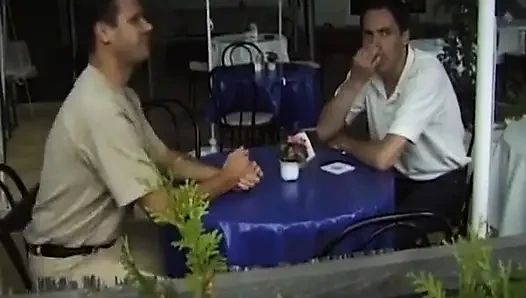 Almanya'dan sarışın Teem iki yarakla eğleniyor