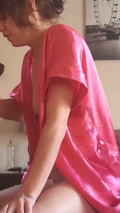Chica en bata de seda pajera verga mientras fuma un cigarrillo | Clip 2
