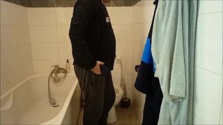 Um homem recebe uma boa masturbação em seu banheiro