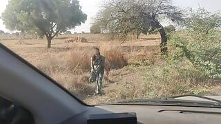 Road par ek ladki pisab kar rahi thi usko car me bula kar thoka 