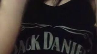 Linda chica asiática provocando sus tetas