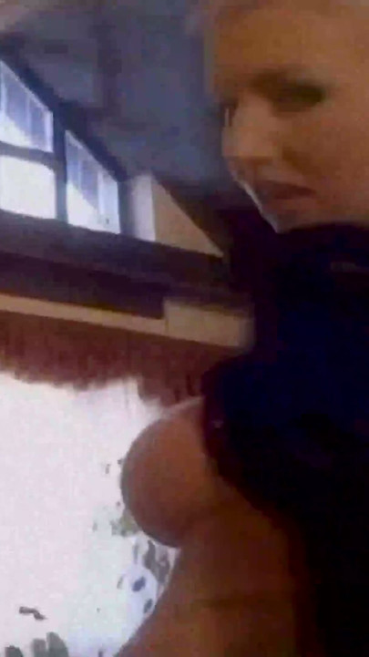 Cewek bertato rambut pirang lagi asik ngentot kontol besar