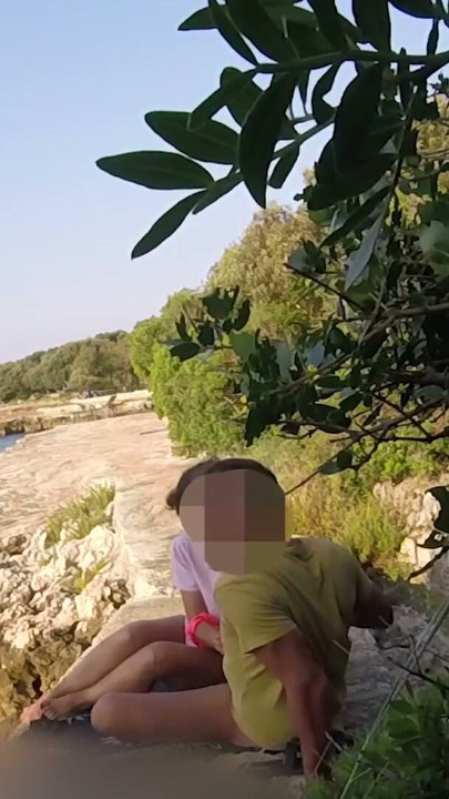 Nastoletnia nauczycielka ssie mojego kutasa na publicznej plaży w Chorwacji przed wszystkimi - to bardzo ryzykowne z ludźmi w pobliżu - Misscreamy | Klip 2