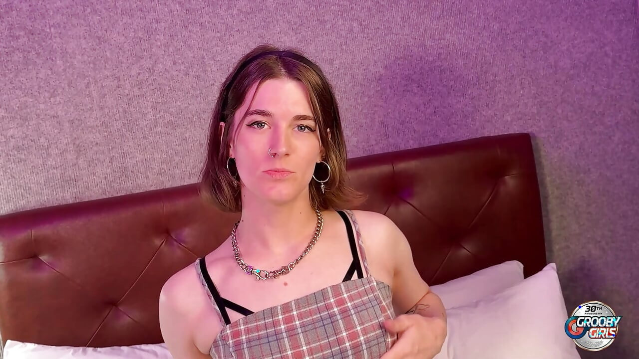 Groobygirls - transsexuală zveltă își desface picioarele pentru joc solo