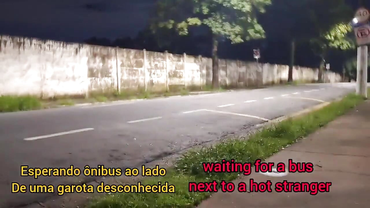 Melancap berisiko di perhentian bas di sebelah orang asing yang cantik!