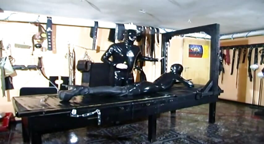 Robie extremă pentru curvă cu fetiș cu latex