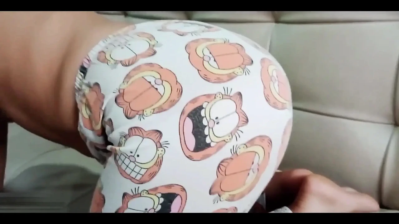 Vayolet Fox用她继兄弟的鸡巴骑乘它，令人难以置信！