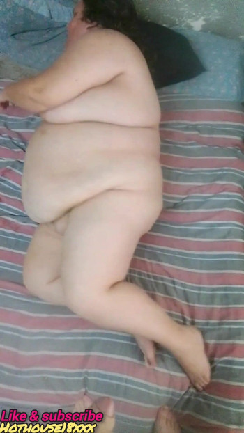Momento da vedere da "La matrigna si sditalina la figa grassa sul letto, mostra le sue curve, le sue suole sporche, i piedi e lui a pecorina la sua figa"