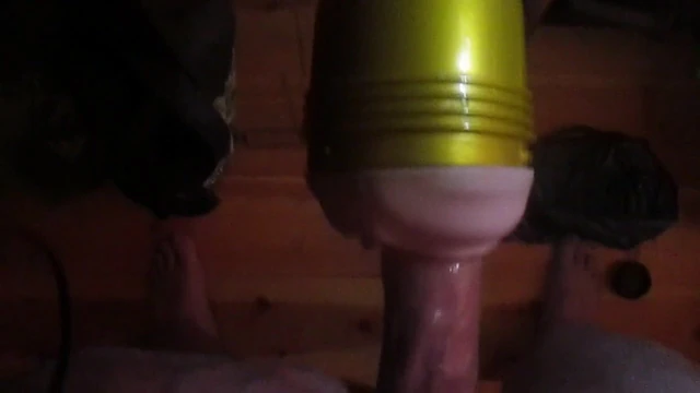 Alter geiler Schwanz fickt u, bespritzt Fleshlight im Stehen