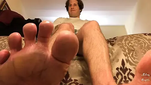 Мужчина душит сисси с потными ступнями в видео от первого лица - превью