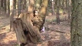 Woodland strip-tease avec Anna J